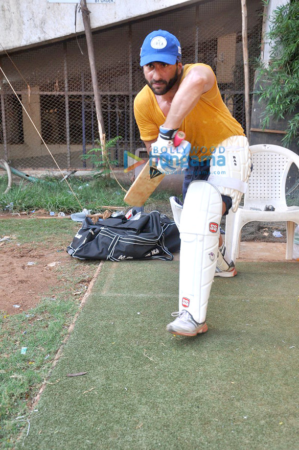saif ali khan kunal khemu snapped playing cricket 8