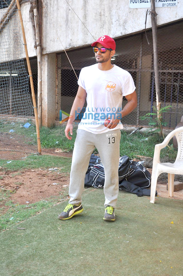 saif ali khan kunal khemu snapped playing cricket 3
