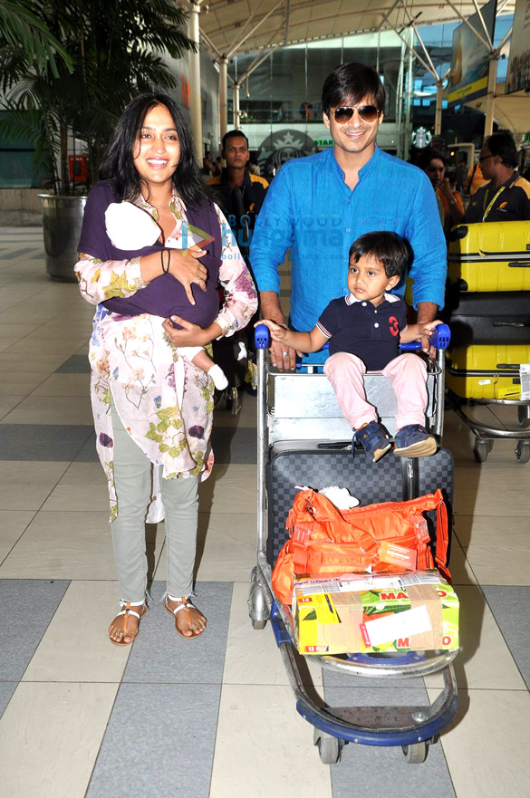 vivek oberoi snapped with wife and kids 5