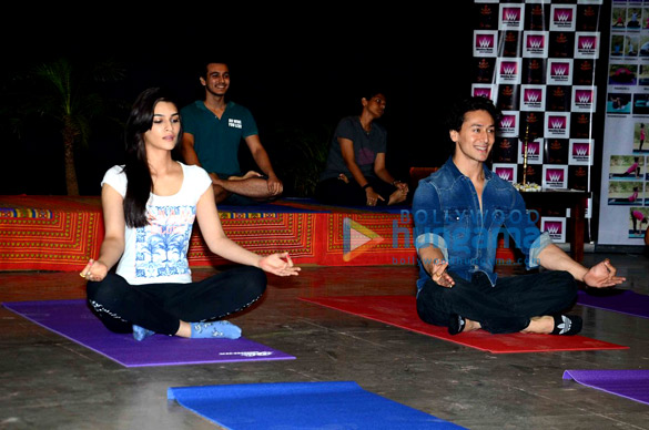 tiger shroff kriti sanon subhash ghai promote yoga day at whistling woods international 19