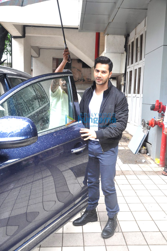 varun dhawan snapped outside his office in juhu 9