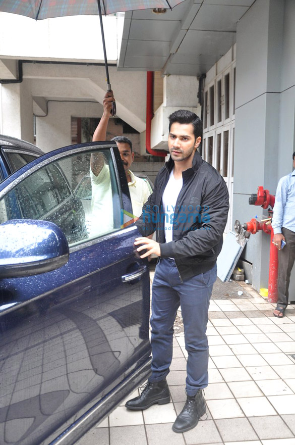 varun dhawan snapped outside his office in juhu 7