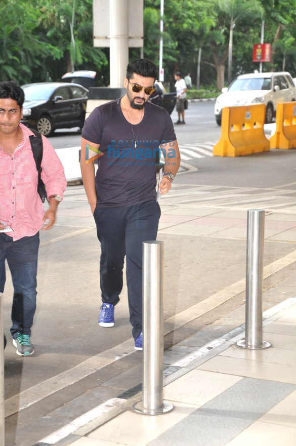 arjun kapoor snapped at the domestic airport 6