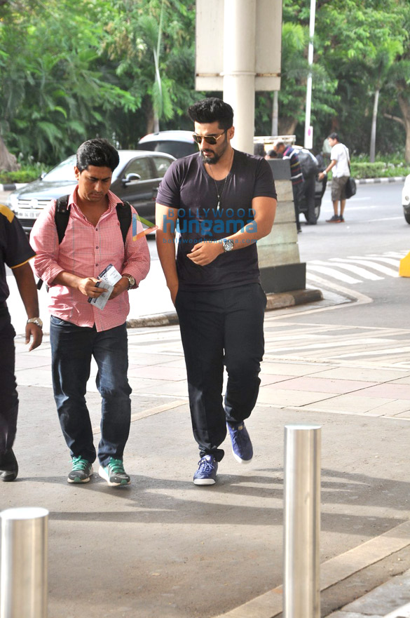 arjun kapoor snapped at the domestic airport 5