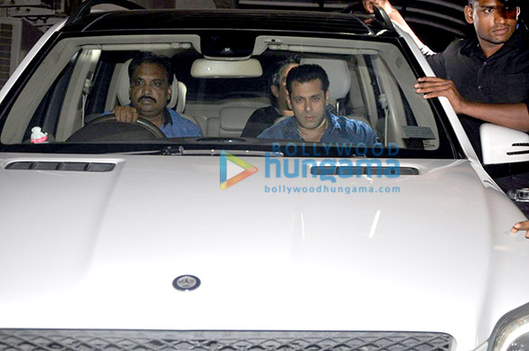 salman khan snapped with family at citylight cinema 2