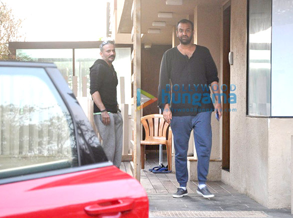 shahid kapoor ishaan khattar snapped at their juhu residence 8