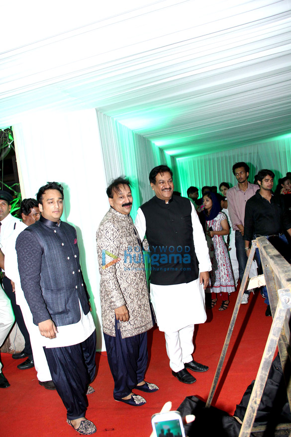 salman khan graces baba siddique zeeshan siddiques iftaar party 21