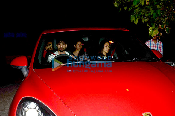 shahid kapoor mira rajput snapped at their juhu residence 3