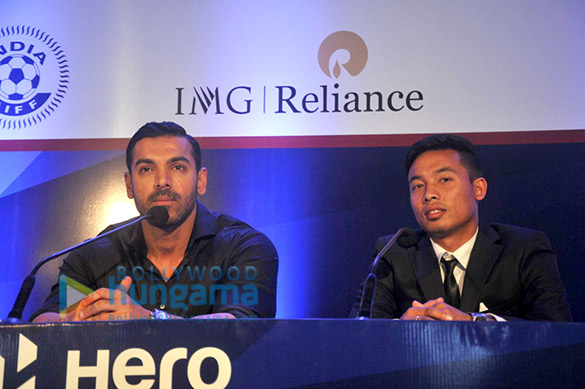 ranbir kapoor hrithik roshan john abraham along with wife priya runchal at isl auction 4