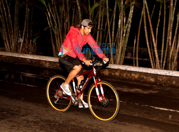 amit sadh snapped riding bicycle 3