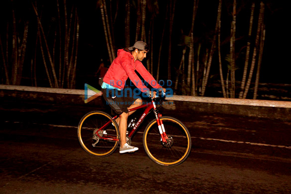 amit sadh snapped riding bicycle 4