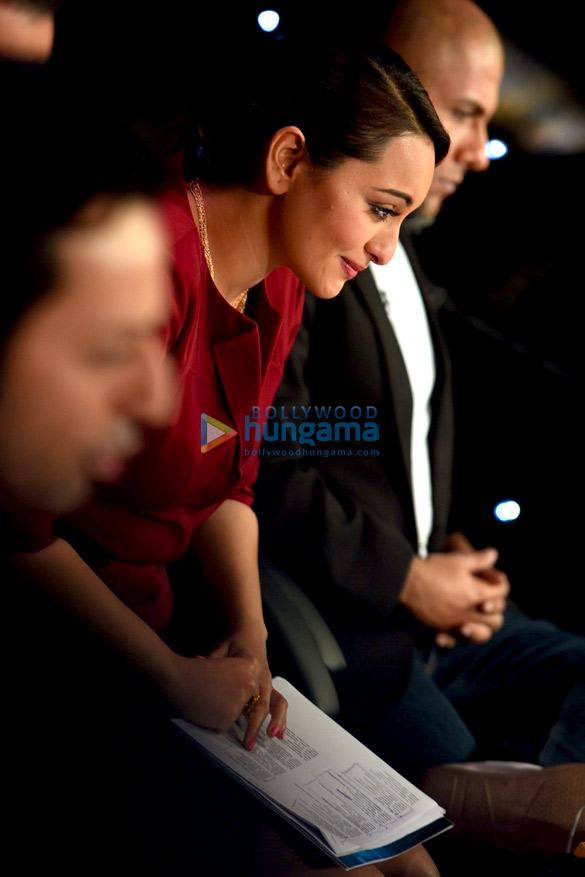 sonakshi sinha on the sets of indian idol junior 3