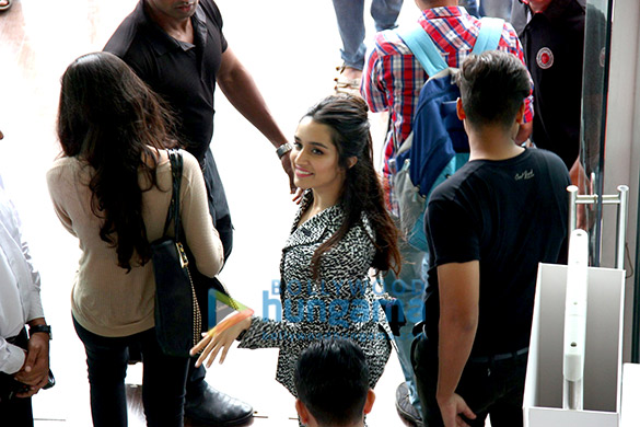 shraddha kapoor unveils hello magazines latest issue 17