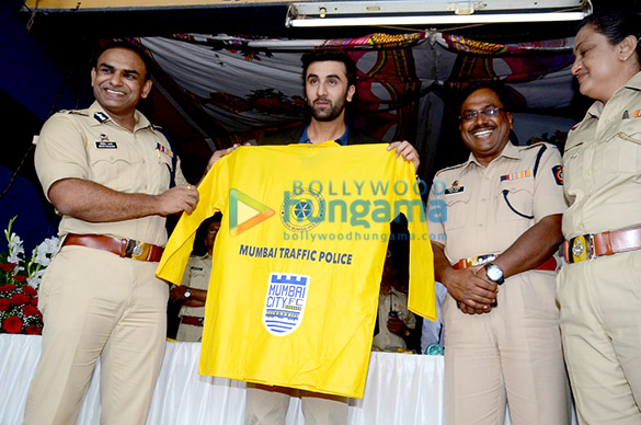ranbir kapoor at mumbai city fc event with mumbai traffic police 2