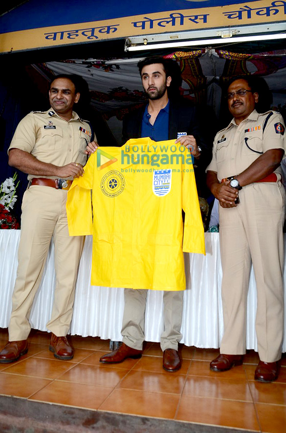 ranbir kapoor at mumbai city fc event with mumbai traffic police 3