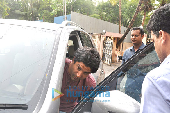 farhan akhtar snapped in bandra 7