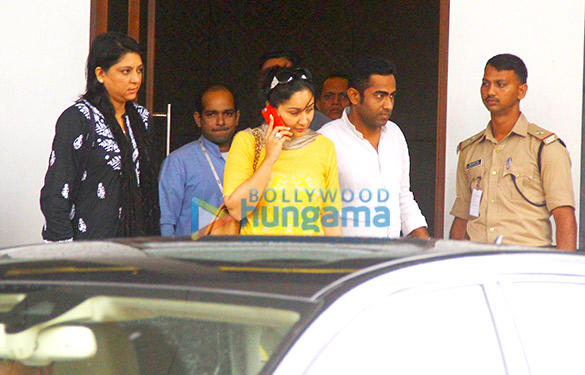 manyata dutt snapped at the airport after visiting sanjay dutt on his birthday 3