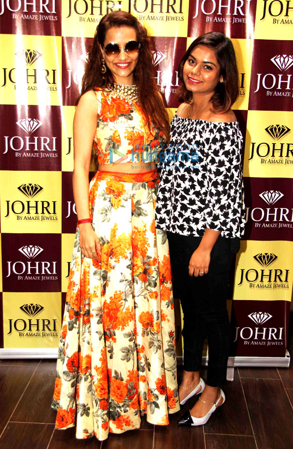 tia bajpai akanksha singh at the launch of johri lounge by amaze jewels in bandra 3