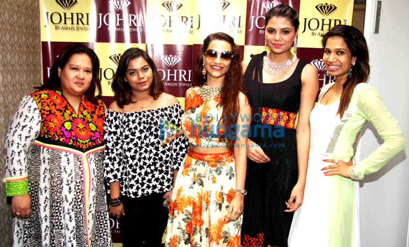 tia bajpai akanksha singh at the launch of johri lounge by amaze jewels in bandra 2