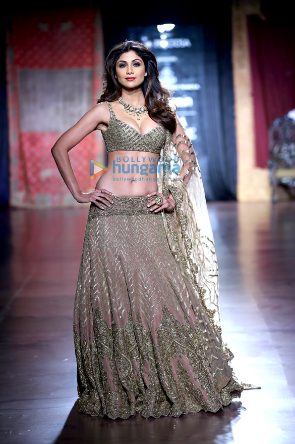 shilpa shetty walks for rimple harpreet narula at amazon india couture week 2015 2