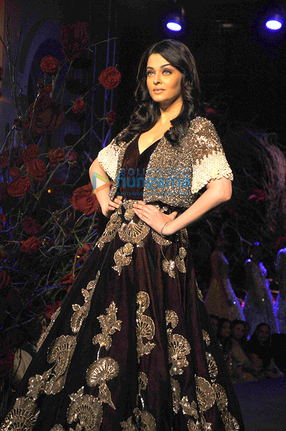 aishwarya rai bachchan walks for manish malhotra at amazon india couture week 2015 7