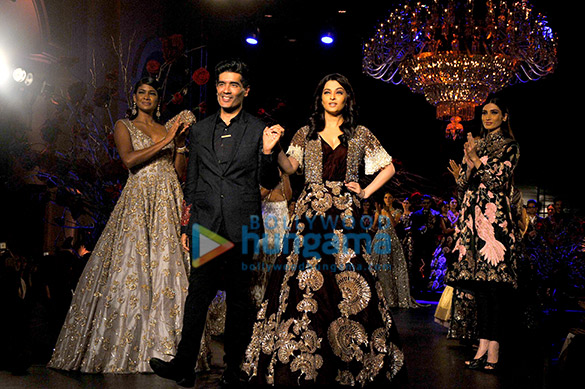 aishwarya rai bachchan walks for manish malhotra at amazon india couture week 2015 2