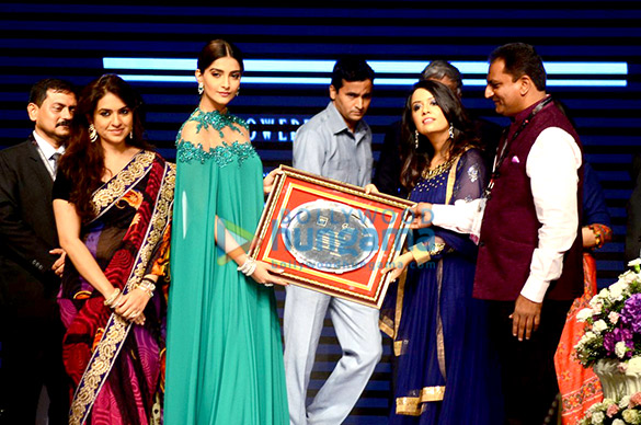 sonam kapoor inaugurates iijw 2015 3