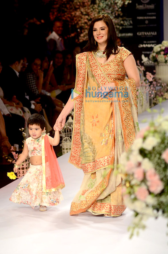 anushka ranjan walks for the beti show at iijw 2015 7