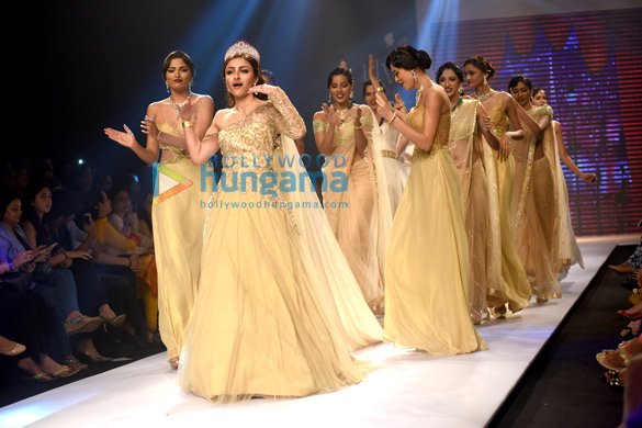 soha ali khan walks at iijw 2015 7