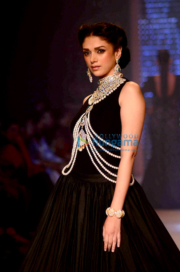 aditi rao hydari madhur bhandarkar walk for yoube at iijw 2015 8