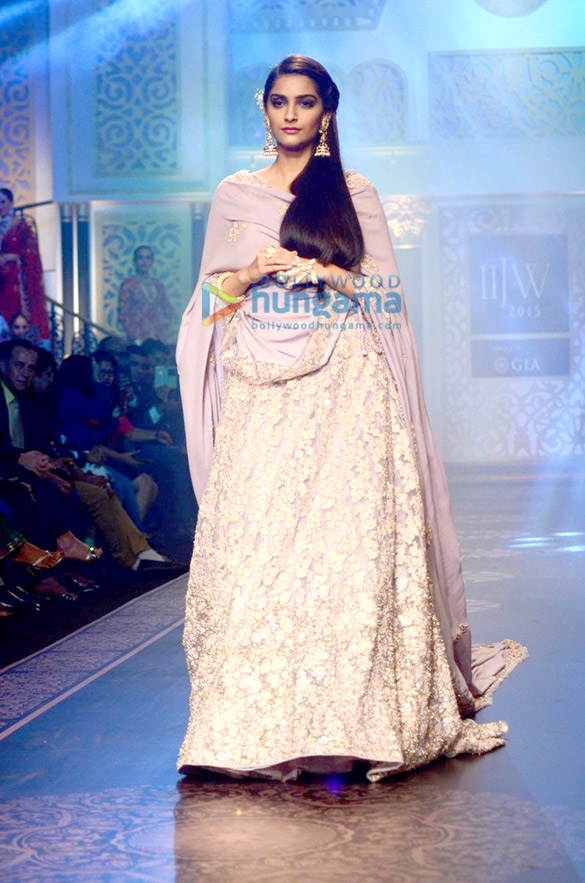 sonam kapoor walks for iijw 2015 finale 3