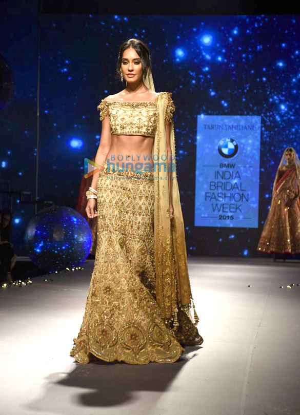 lisa haydon walks for tarun tahiliani at bmw india bridal fashion week 15