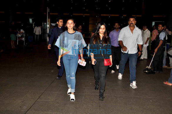 alia bhatt arrives with her sister from a holiday trip 5