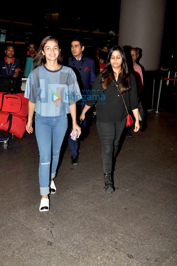 alia bhatt arrives with her sister from a holiday trip 3