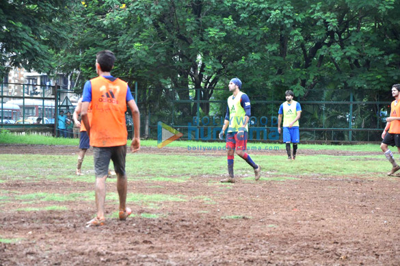 ranbir kapoor snapped playing football 20