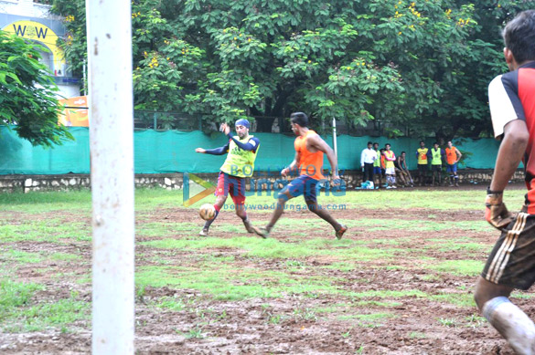 ranbir kapoor snapped playing football 22
