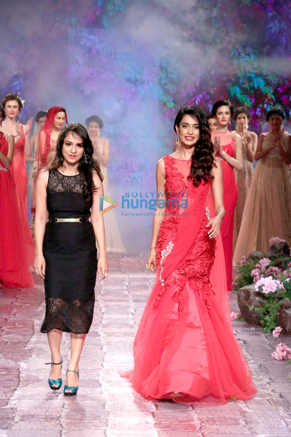 sarah jane dias walks for jyotsna tiwari at bmw india bridal fashion week 2015 3