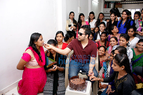 mika singh celebrates independence day with underprivileged kids of divine touch ngo 10