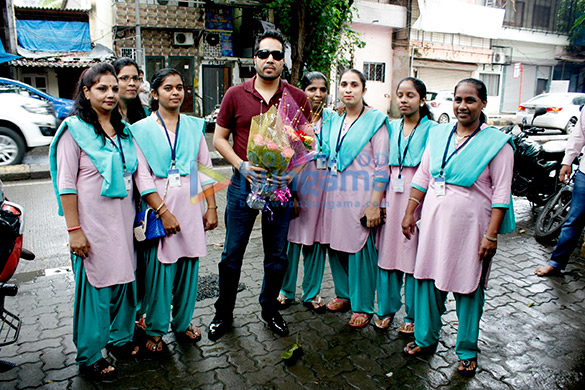 mika singh celebrates independence day with underprivileged kids of divine touch ngo 2
