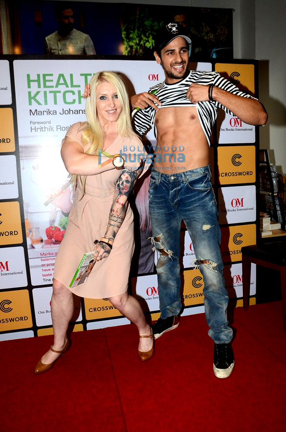 sidharth malhotra at the launch of fitness trainer marika johanssons book healthy kitchen 5