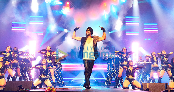 akshay kumar performs at a show in america 7