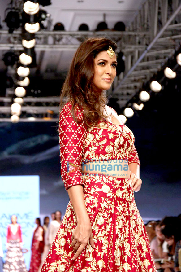 nimrat kaur walks for payal singhal at lakme fashion week 2015 8