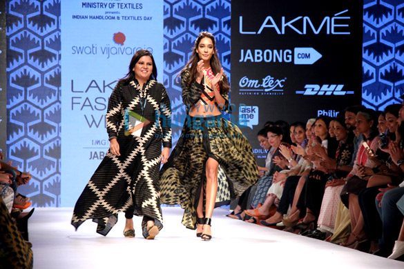 lisa haydon walks for swati vijaivargie at lakme fashion week 2015 2