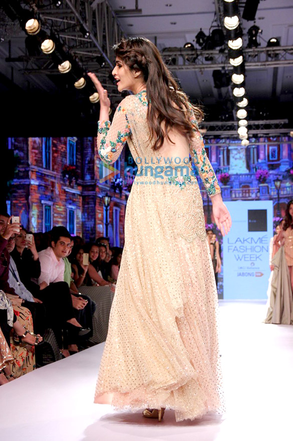 kriti sanon walks the ramp for sonakshi raaj at the lakme fashion week 2015 9