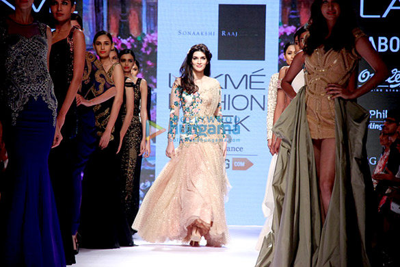 kriti sanon walks the ramp for sonakshi raaj at the lakme fashion week 2015 5
