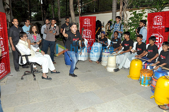 amitabh bachchan meets a band from dharavi with red fm 93 5 5