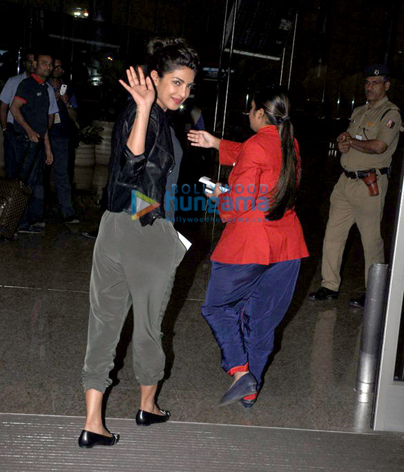 priyanka chopra snapped leaving for usa 10