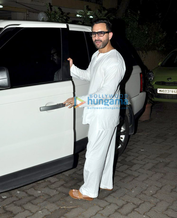 saif ali khan snapped in pyjama kurta 4