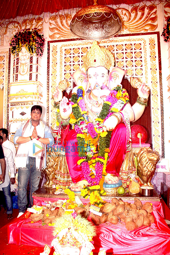vikram singh visits andheri cha raja 2