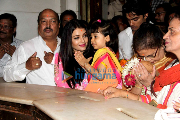 aishwarya rai bachchan visits siddhivinayak with aaradhya and family 8